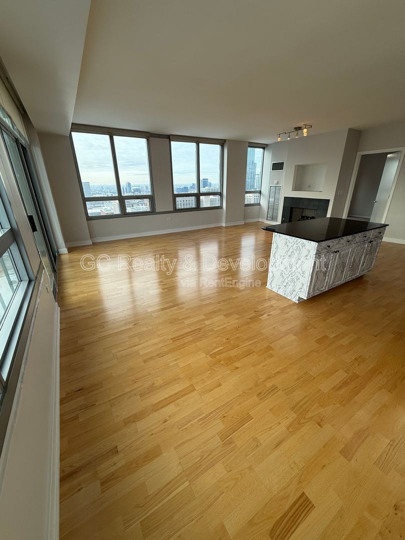 *** SOUTH LOOP / 32ND FLOOR / IN UNIT LAUNDRY / FULL AMENITY BUILDING / GARAGE PARKING *** property image