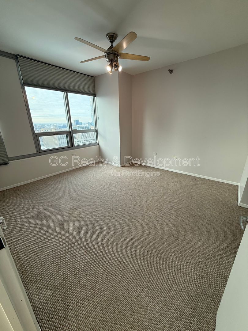 *** SOUTH LOOP / 32ND FLOOR / IN UNIT LAUNDRY / FULL AMENITY BUILDING / GARAGE PARKING *** property image