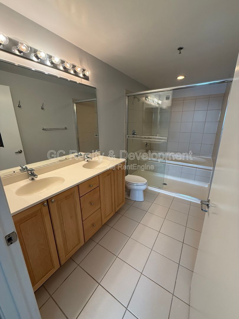 *** SOUTH LOOP / 32ND FLOOR / IN UNIT LAUNDRY / FULL AMENITY BUILDING / GARAGE PARKING *** property image