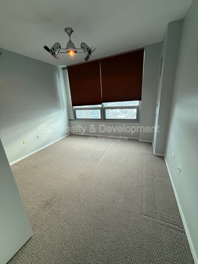 *** SOUTH LOOP / 32ND FLOOR / IN UNIT LAUNDRY / FULL AMENITY BUILDING / GARAGE PARKING *** property image