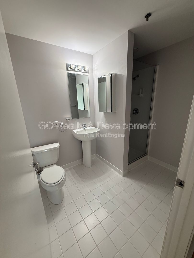 *** SOUTH LOOP / 32ND FLOOR / IN UNIT LAUNDRY / FULL AMENITY BUILDING / GARAGE PARKING *** property image