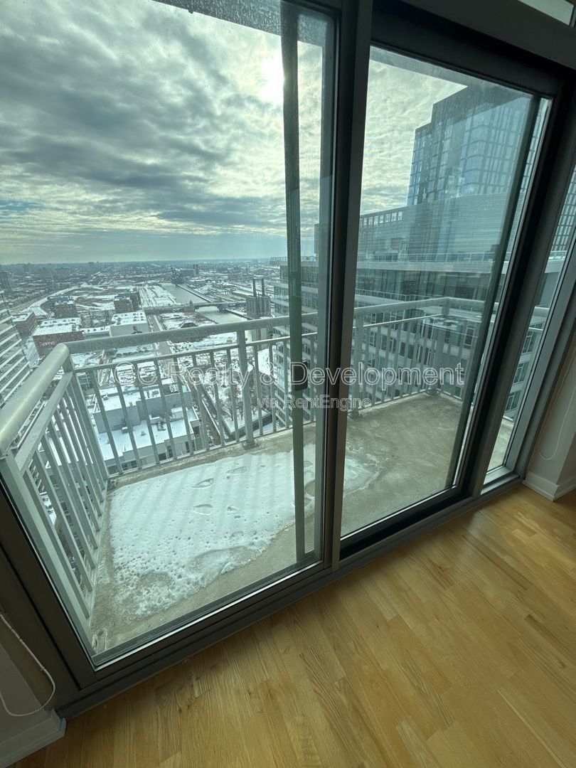 *** SOUTH LOOP / 32ND FLOOR / IN UNIT LAUNDRY / FULL AMENITY BUILDING / GARAGE PARKING *** property image