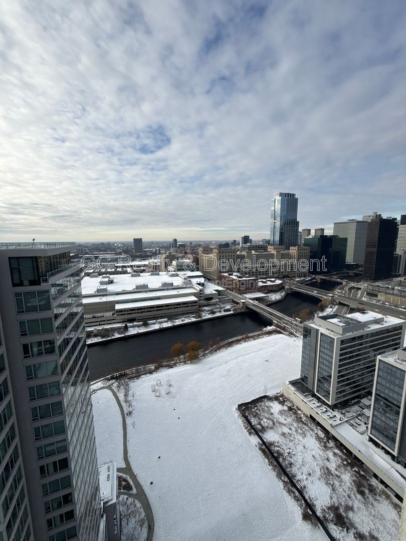 *** SOUTH LOOP / 32ND FLOOR / IN UNIT LAUNDRY / FULL AMENITY BUILDING / GARAGE PARKING *** property image
