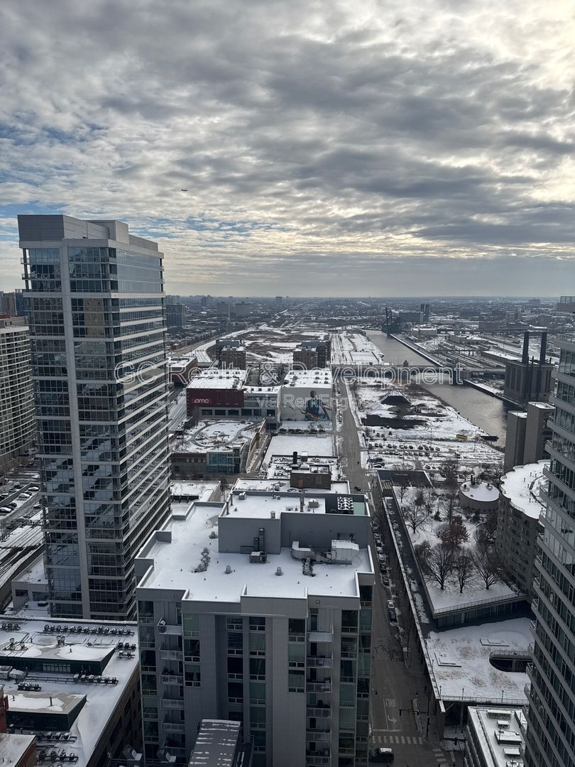 *** SOUTH LOOP / 32ND FLOOR / IN UNIT LAUNDRY / FULL AMENITY BUILDING / GARAGE PARKING *** property image