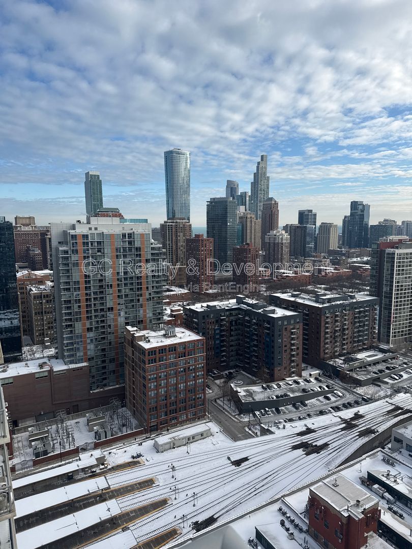 *** SOUTH LOOP / 32ND FLOOR / IN UNIT LAUNDRY / FULL AMENITY BUILDING / GARAGE PARKING *** property image