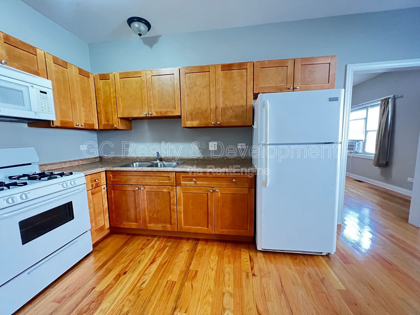 *** 1/2 MO RENT FREE / PILSEN LOCATION / 3 BEDROOMS / 1 BATH /APPL INLC / PARKING SPACE INCL / FREE LAUNDRY *** property image