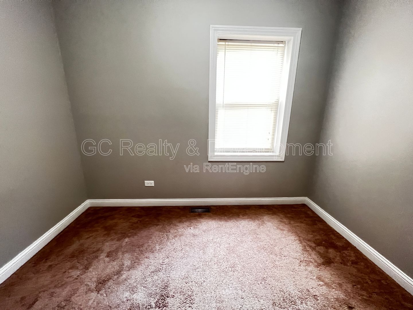 *** 1/2 MO RENT FREE / PILSEN LOCATION / 3 BEDROOMS / 1 BATH /APPL INLC / PARKING SPACE INCL / FREE LAUNDRY *** property image