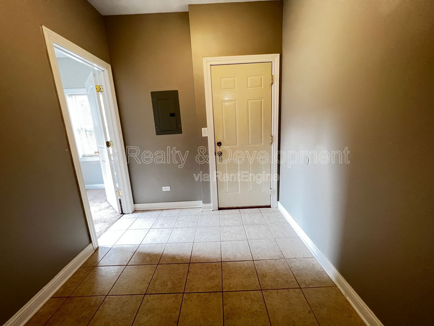*** 1/2 MO RENT FREE / PILSEN LOCATION / 3 BEDROOMS / 1 BATH /APPL INLC / PARKING SPACE INCL / FREE LAUNDRY *** property image