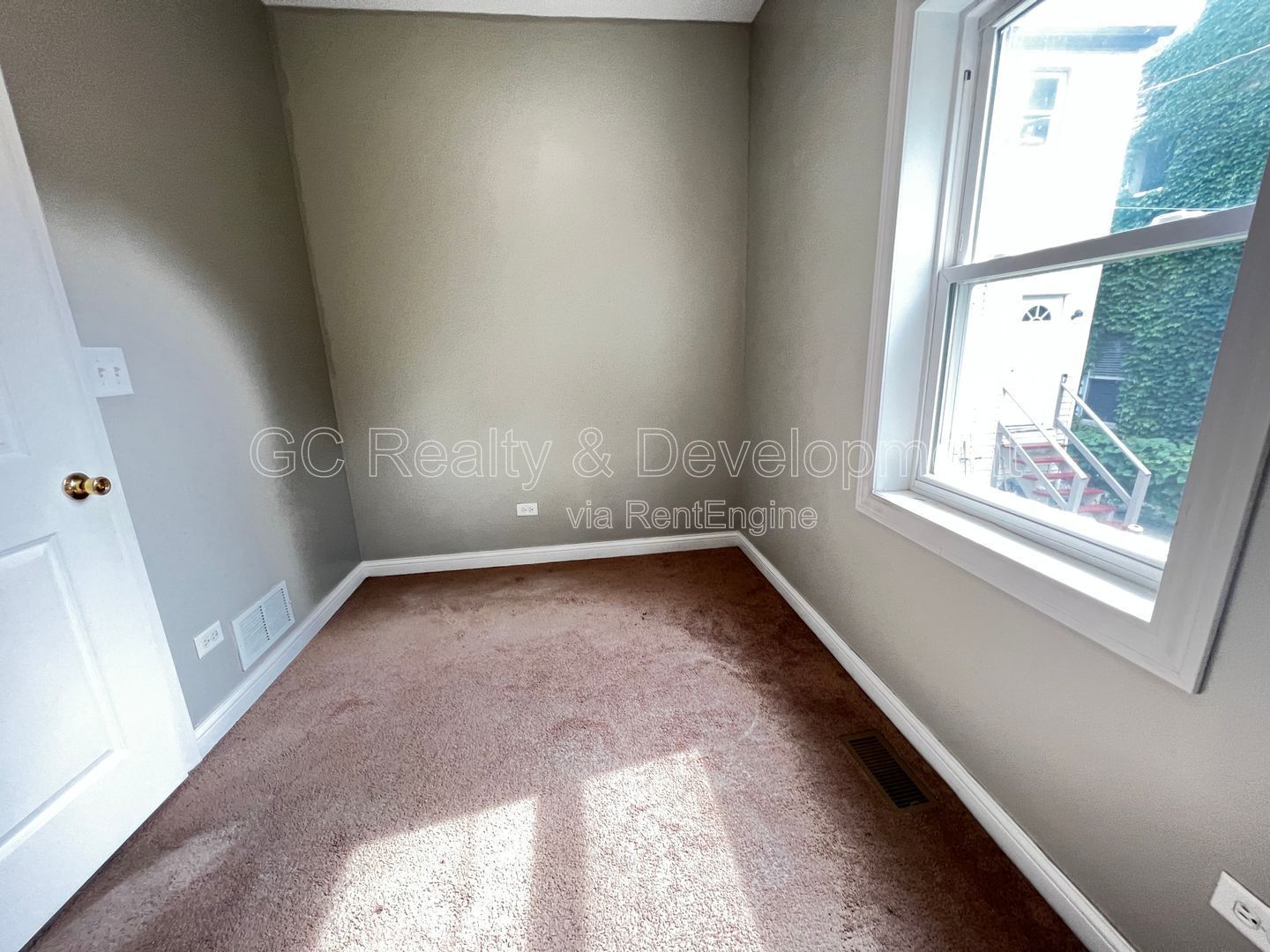 *** 1/2 MO RENT FREE / PILSEN LOCATION / 3 BEDROOMS / 1 BATH /APPL INLC / PARKING SPACE INCL / FREE LAUNDRY *** property image