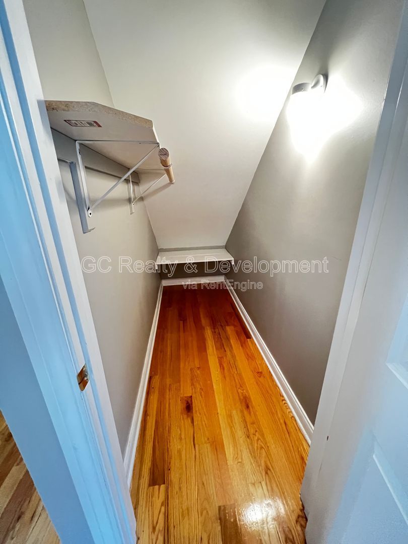 *** 1/2 MO RENT FREE / PILSEN LOCATION / 3 BEDROOMS / 1 BATH /APPL INLC / PARKING SPACE INCL / FREE LAUNDRY *** property image