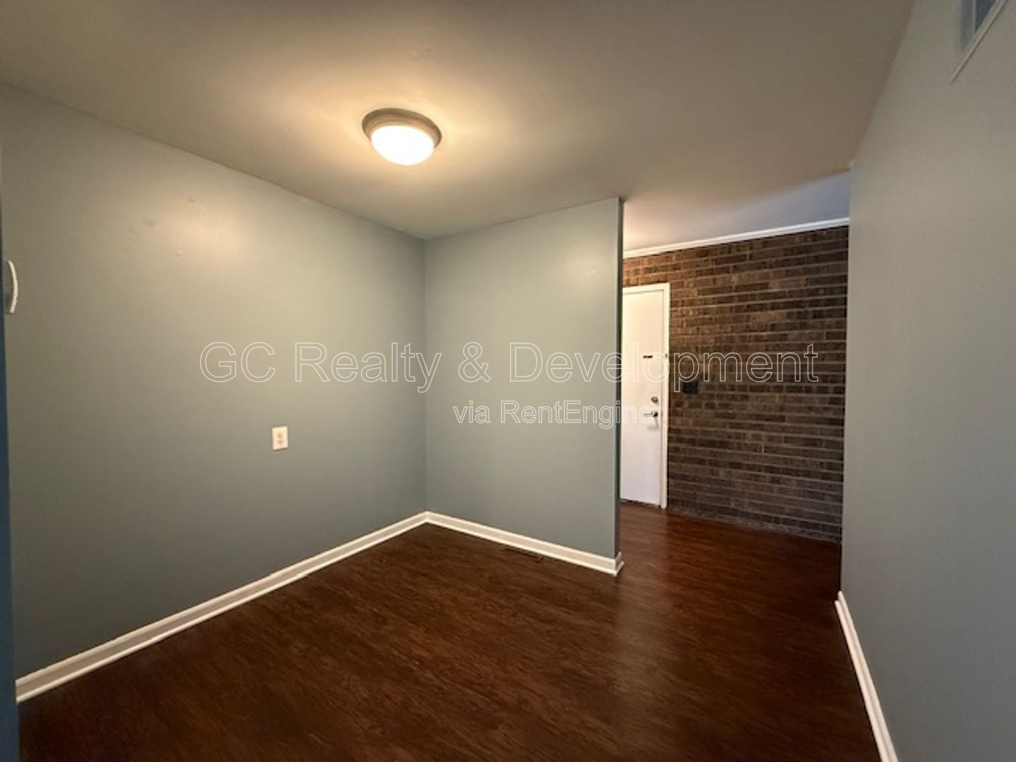 *** $250 OFF RENT / 2 BDRM / TENANT ONLY PAYS ELECTRIC / 2 PARKING SPOTS / SHOPPING NEARBY / LAUNDRY ON SITE *** property image