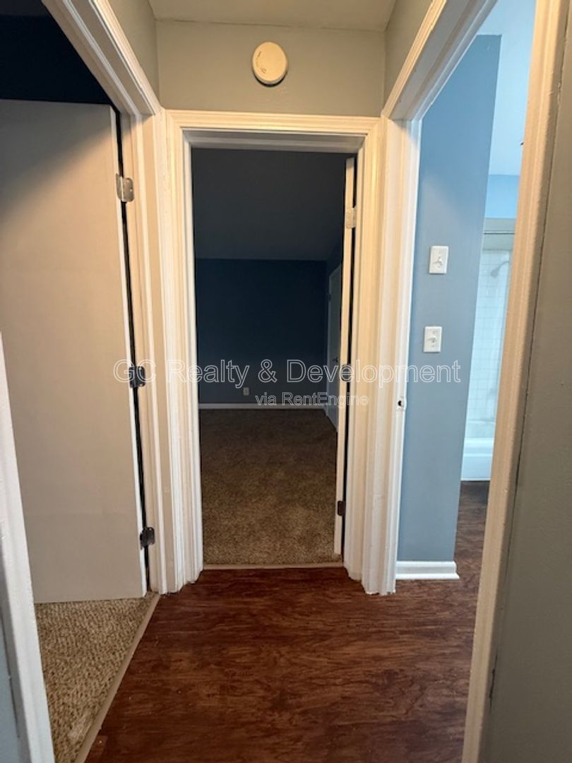 *** $250 OFF RENT / 2 BDRM / TENANT ONLY PAYS ELECTRIC / 2 PARKING SPOTS / SHOPPING NEARBY / LAUNDRY ON SITE *** property image