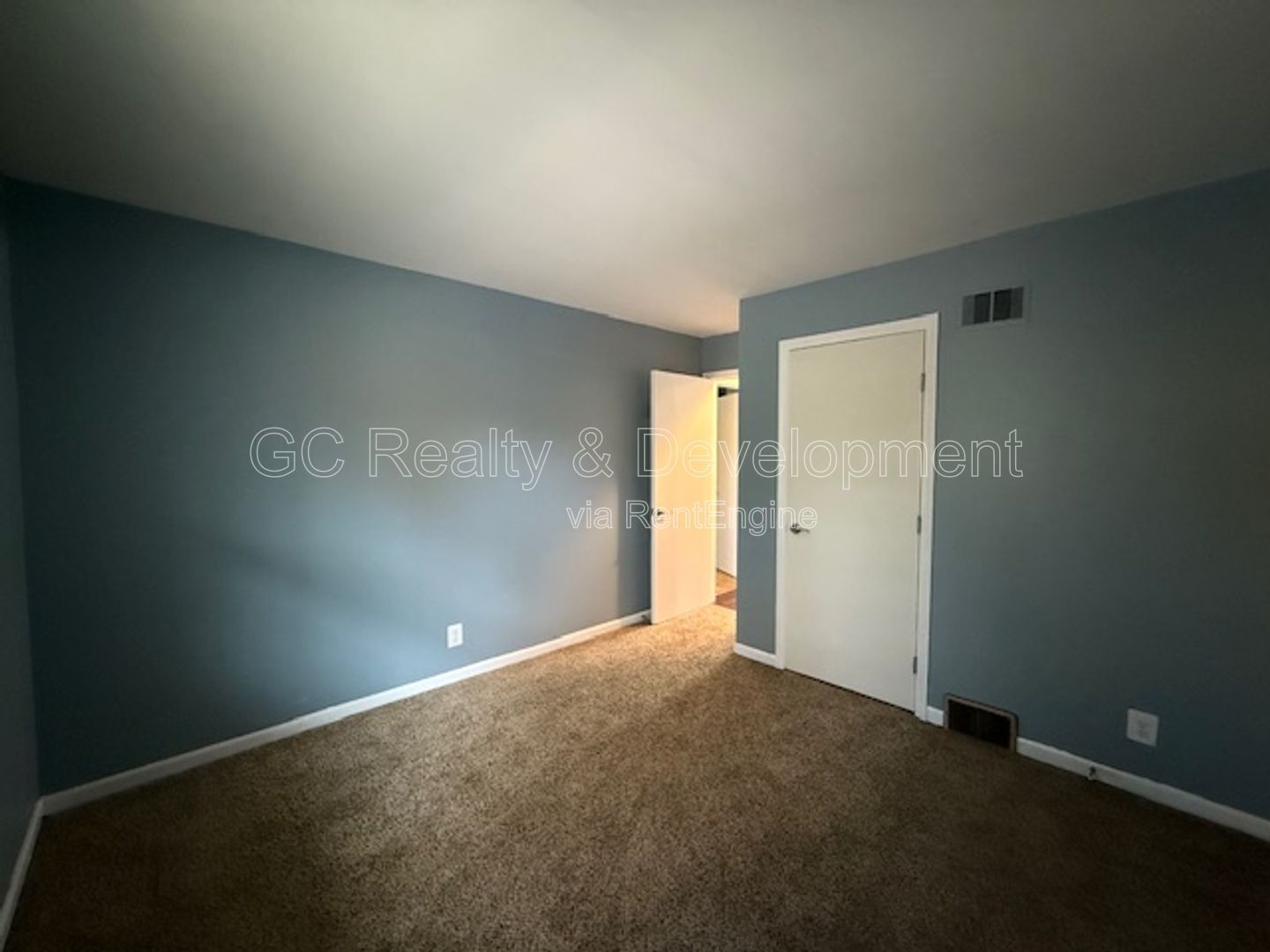 *** $250 OFF RENT / 2 BDRM / TENANT ONLY PAYS ELECTRIC / 2 PARKING SPOTS / SHOPPING NEARBY / LAUNDRY ON SITE *** property image