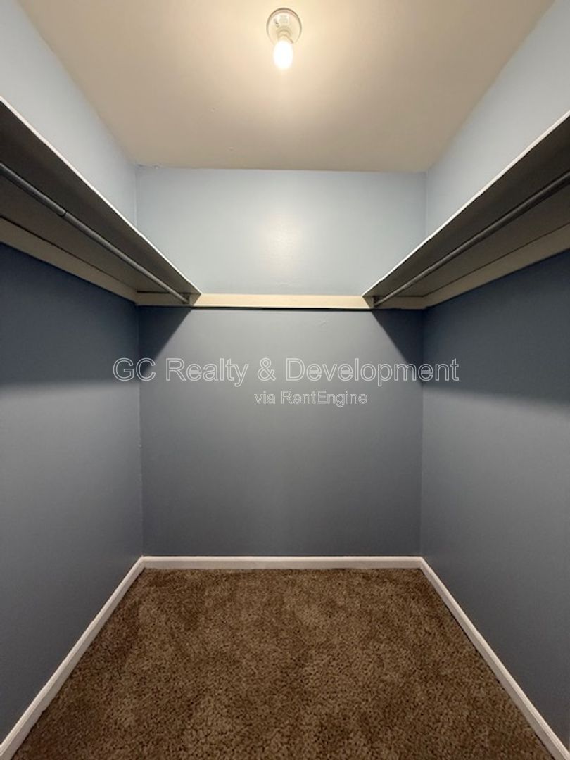 *** $250 OFF RENT / 2 BDRM / TENANT ONLY PAYS ELECTRIC / 2 PARKING SPOTS / SHOPPING NEARBY / LAUNDRY ON SITE *** property image