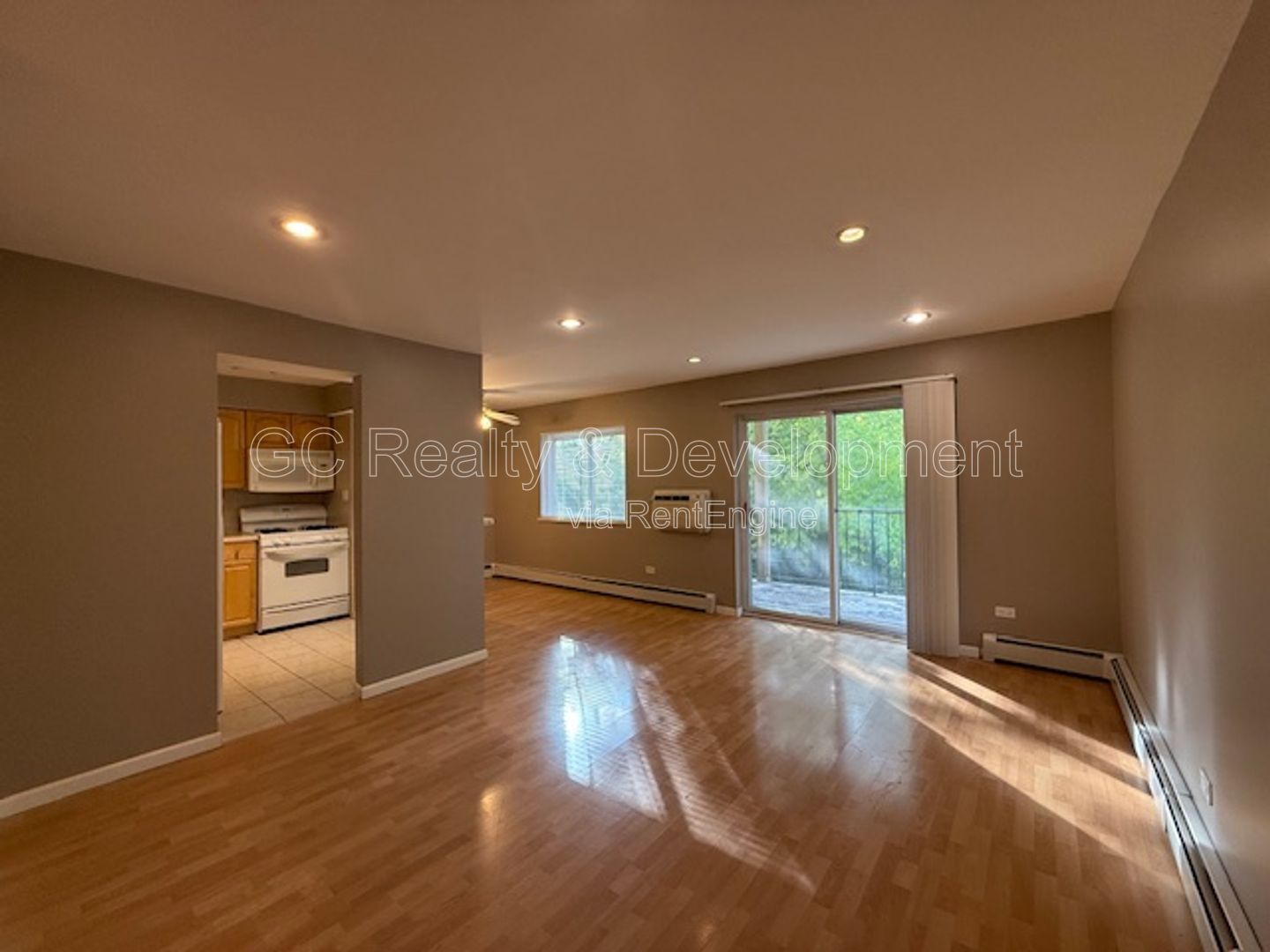 *** LAUNDRY ON SITE / TENANT ONLY PAYS ELECTRIC / QUICK ACCESS TO SHOPPING *** property image