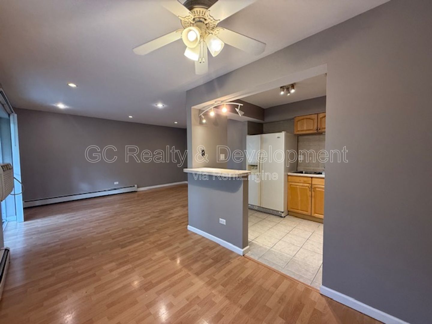 *** LAUNDRY ON SITE / TENANT ONLY PAYS ELECTRIC / QUICK ACCESS TO SHOPPING *** property image