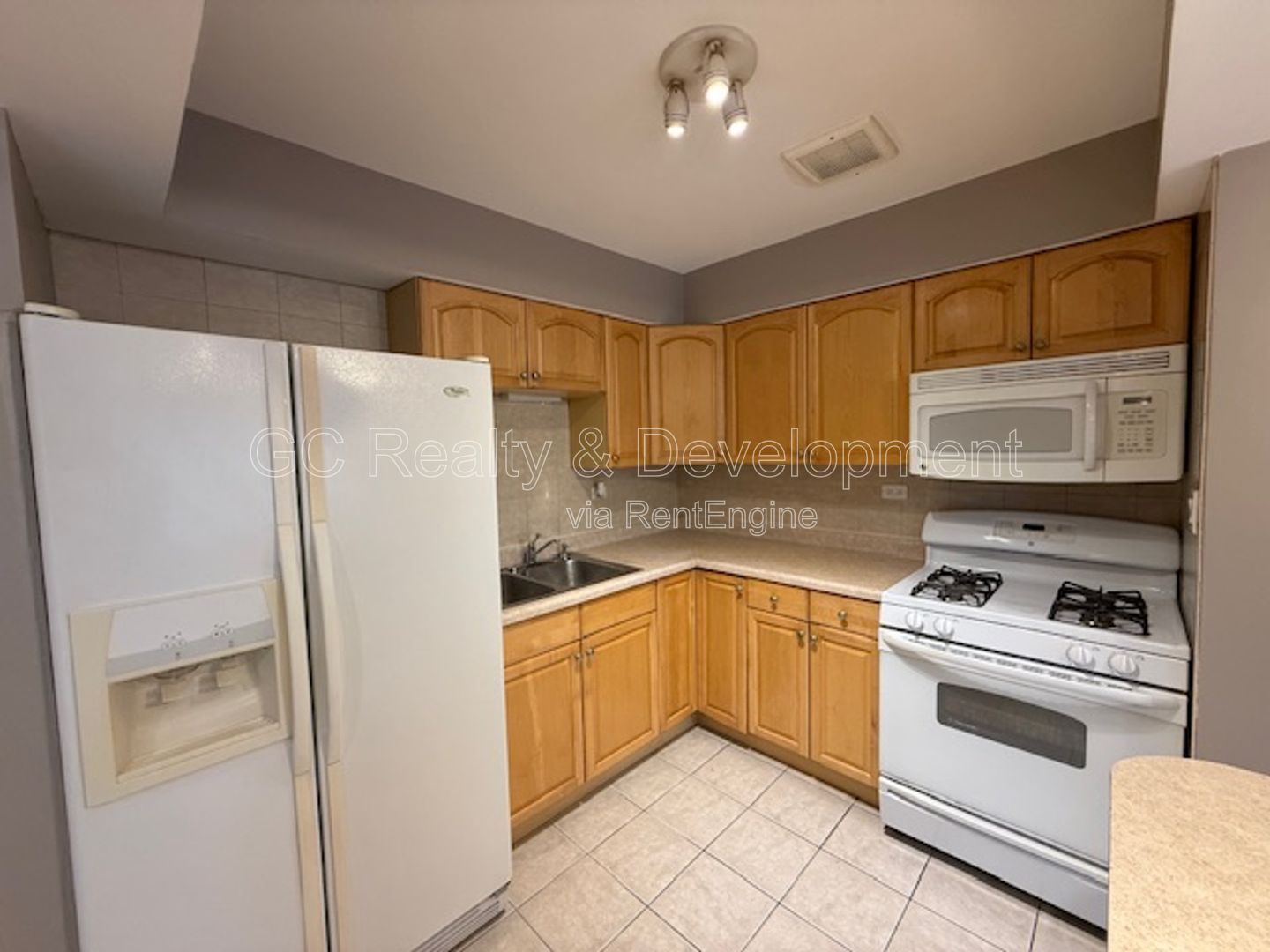 *** LAUNDRY ON SITE / TENANT ONLY PAYS ELECTRIC / QUICK ACCESS TO SHOPPING *** property image