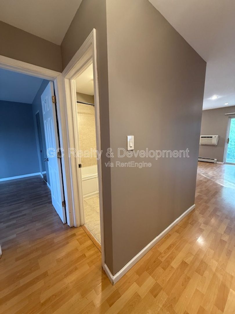 *** LAUNDRY ON SITE / TENANT ONLY PAYS ELECTRIC / QUICK ACCESS TO SHOPPING *** property image