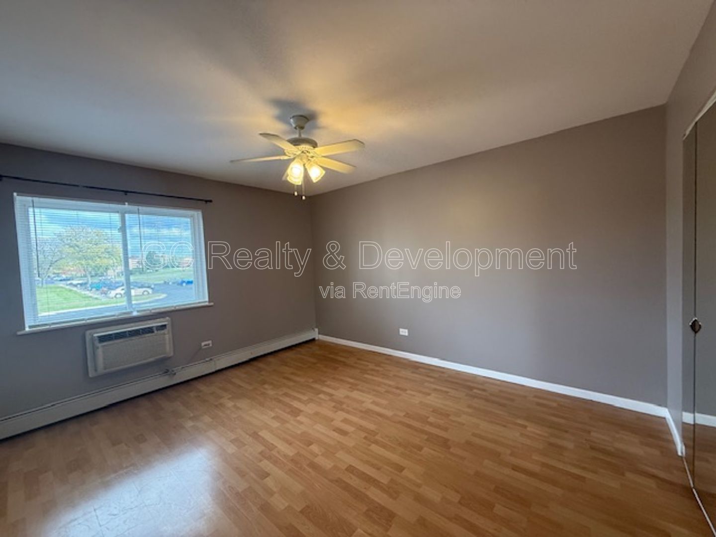 *** LAUNDRY ON SITE / TENANT ONLY PAYS ELECTRIC / QUICK ACCESS TO SHOPPING *** property image