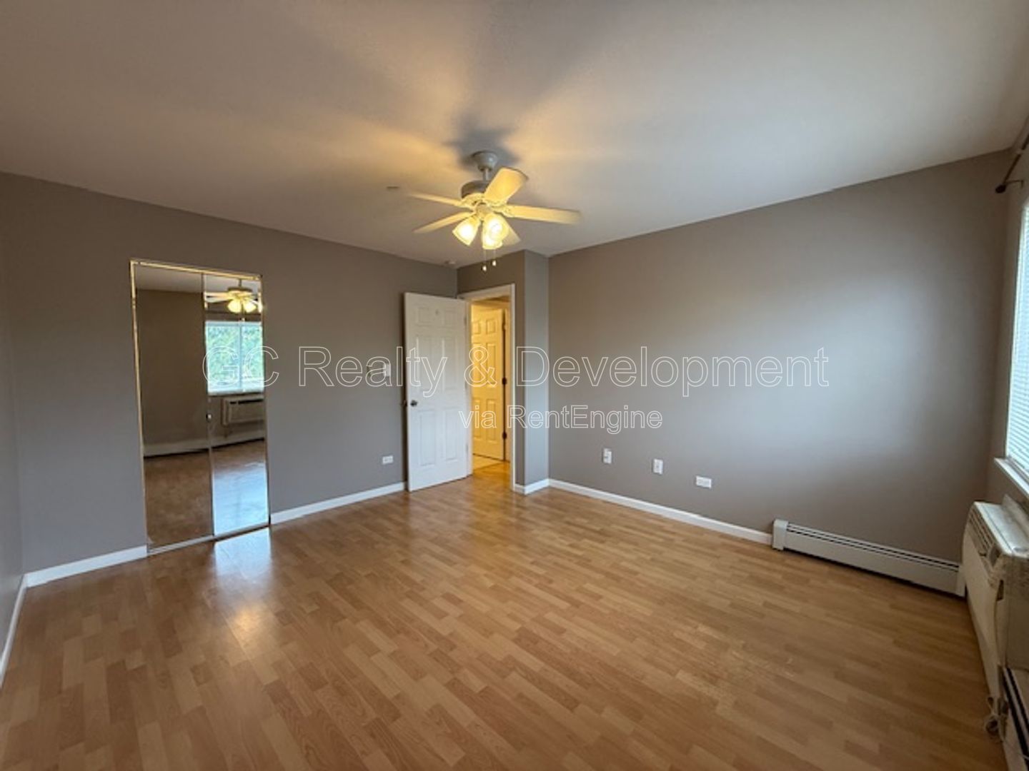 *** LAUNDRY ON SITE / TENANT ONLY PAYS ELECTRIC / QUICK ACCESS TO SHOPPING *** property image