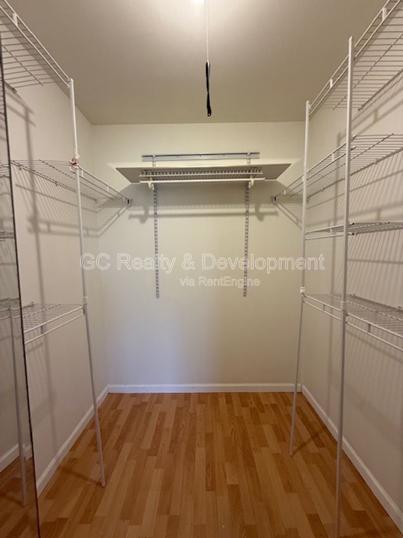 *** LAUNDRY ON SITE / TENANT ONLY PAYS ELECTRIC / QUICK ACCESS TO SHOPPING *** property image