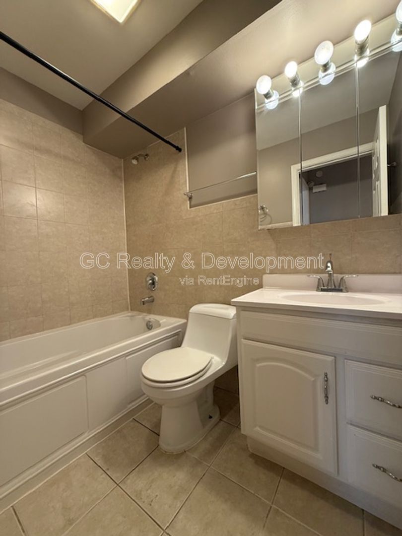 *** LAUNDRY ON SITE / TENANT ONLY PAYS ELECTRIC / QUICK ACCESS TO SHOPPING *** property image