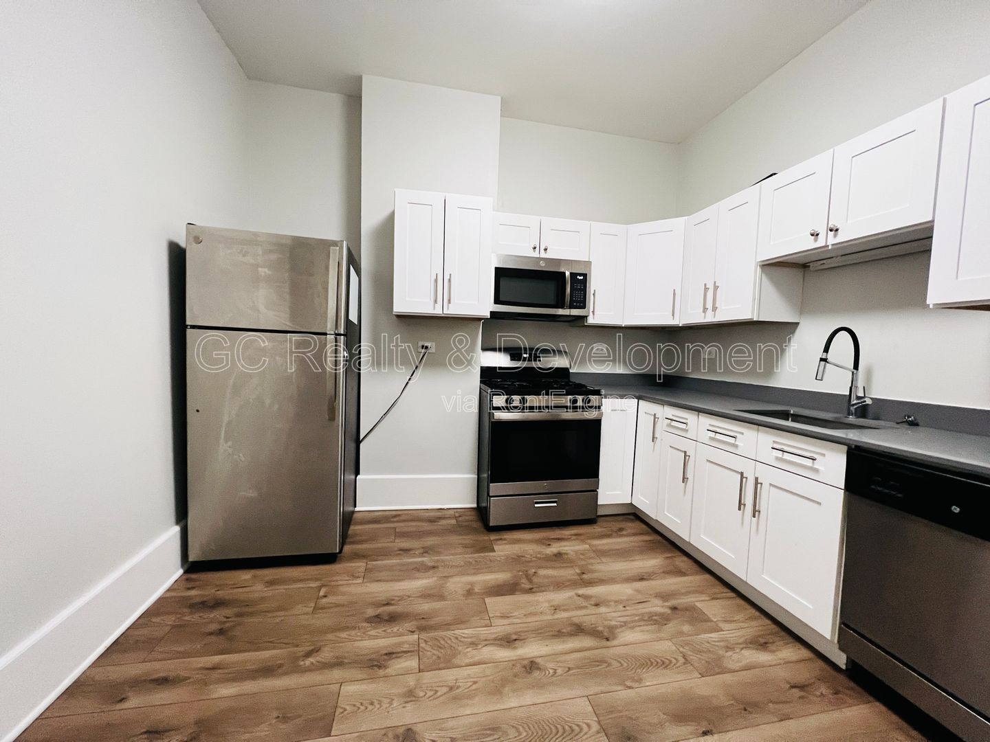 *** 1/2 MO RENT FREE / RECENTLY UPDATED / CENTRAL AC / 3 BDRMS / FIRST FLOOR UNIT / SS APPL INCL / W&D IN UNIT *** property image