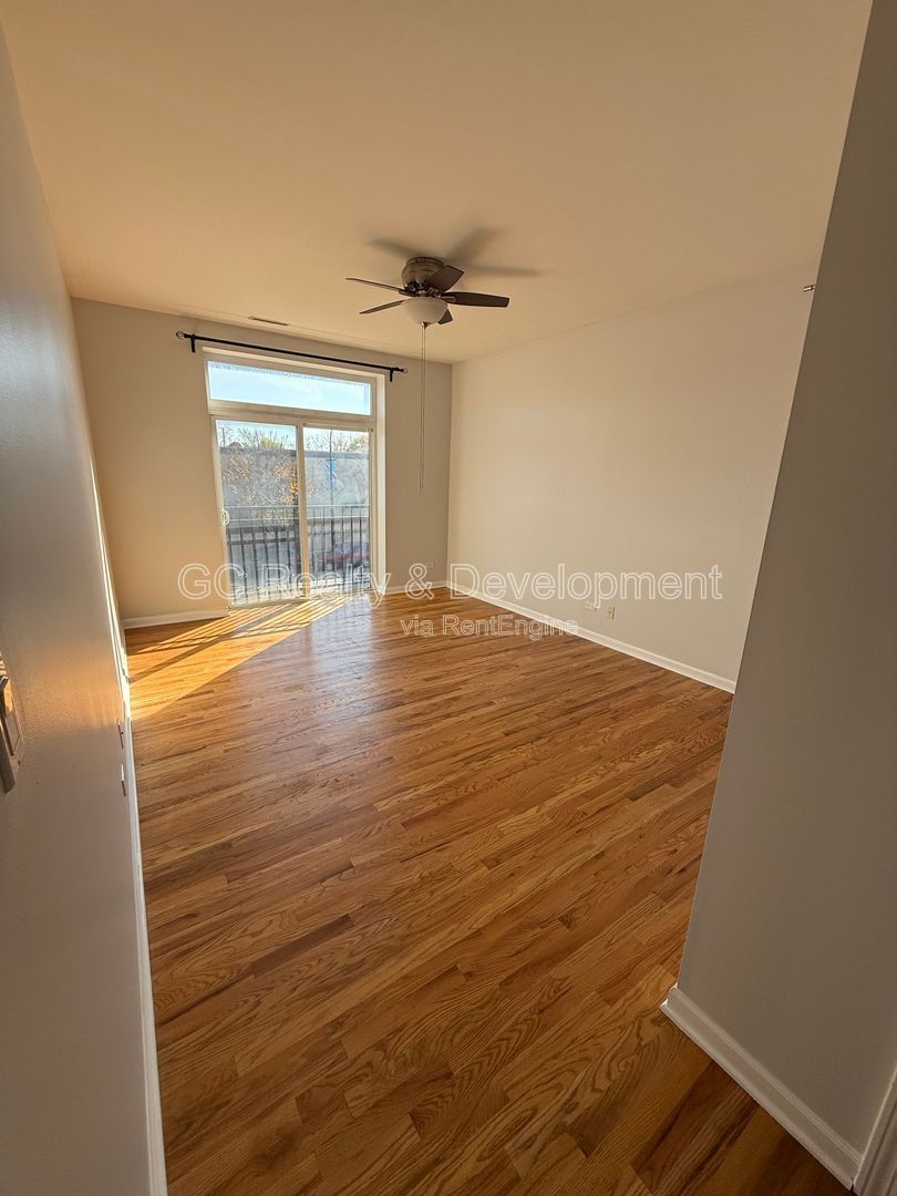 *** 2 BDRM / 2 BATH / HEATED GARAGE / LAUNDRY IN UNIT / HARDWOOD / NEWER BUILDING *** property image