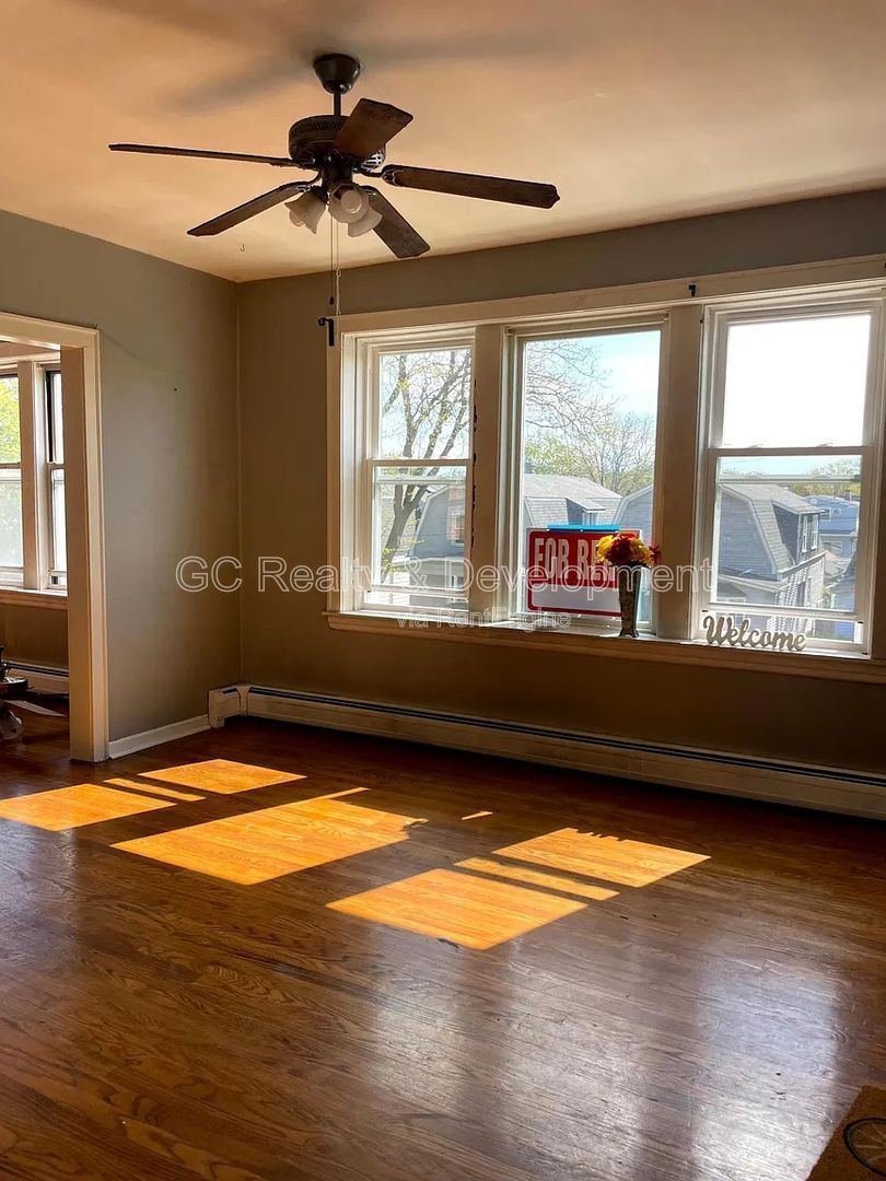 *** REST OF DECEMBER FREE / TOP FLOOR / OVER 1000 SQFT / PET FRIENDLY / WALK TO BUS / ON SITE LAUNDRY *** property image