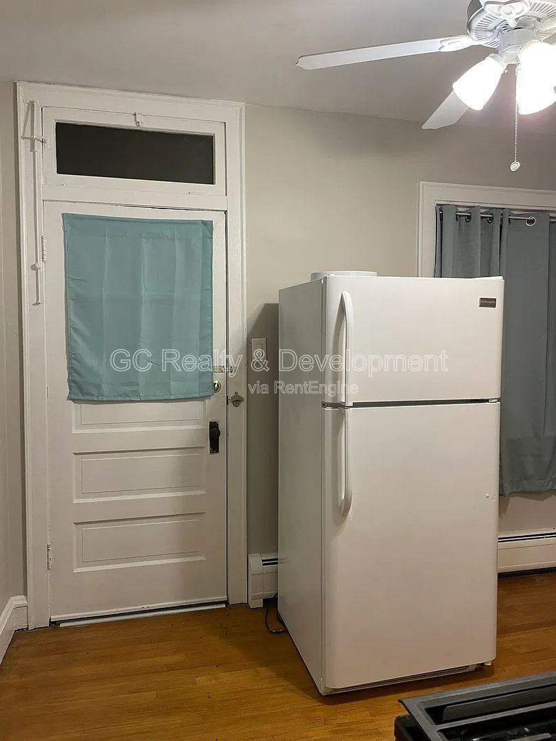 *** REST OF DECEMBER FREE / TOP FLOOR / OVER 1000 SQFT / PET FRIENDLY / WALK TO BUS / ON SITE LAUNDRY *** property image