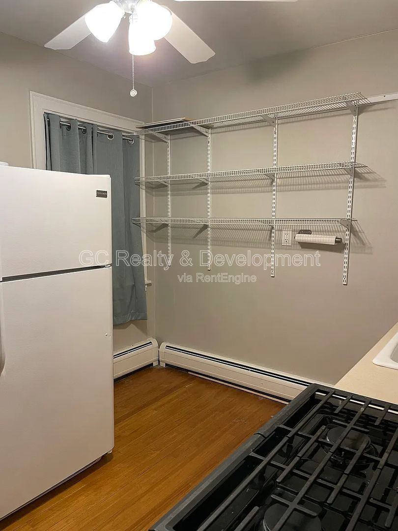 *** REST OF DECEMBER FREE / TOP FLOOR / OVER 1000 SQFT / PET FRIENDLY / WALK TO BUS / ON SITE LAUNDRY *** property image