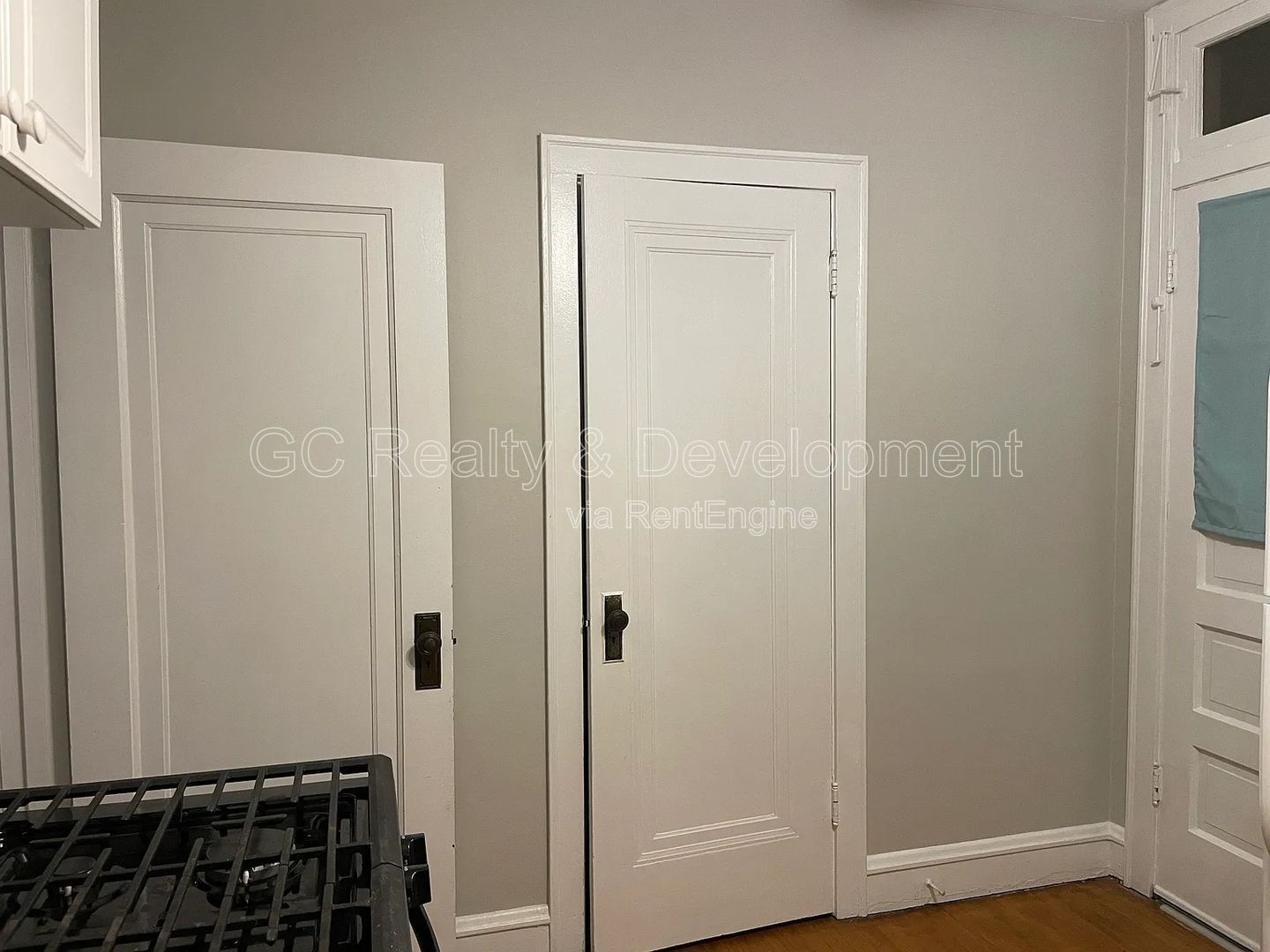 *** REST OF DECEMBER FREE / TOP FLOOR / OVER 1000 SQFT / PET FRIENDLY / WALK TO BUS / ON SITE LAUNDRY *** property image