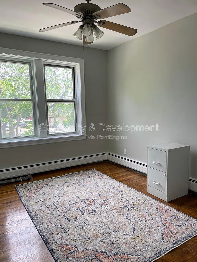 *** REST OF DECEMBER FREE / TOP FLOOR / OVER 1000 SQFT / PET FRIENDLY / WALK TO BUS / ON SITE LAUNDRY *** property image