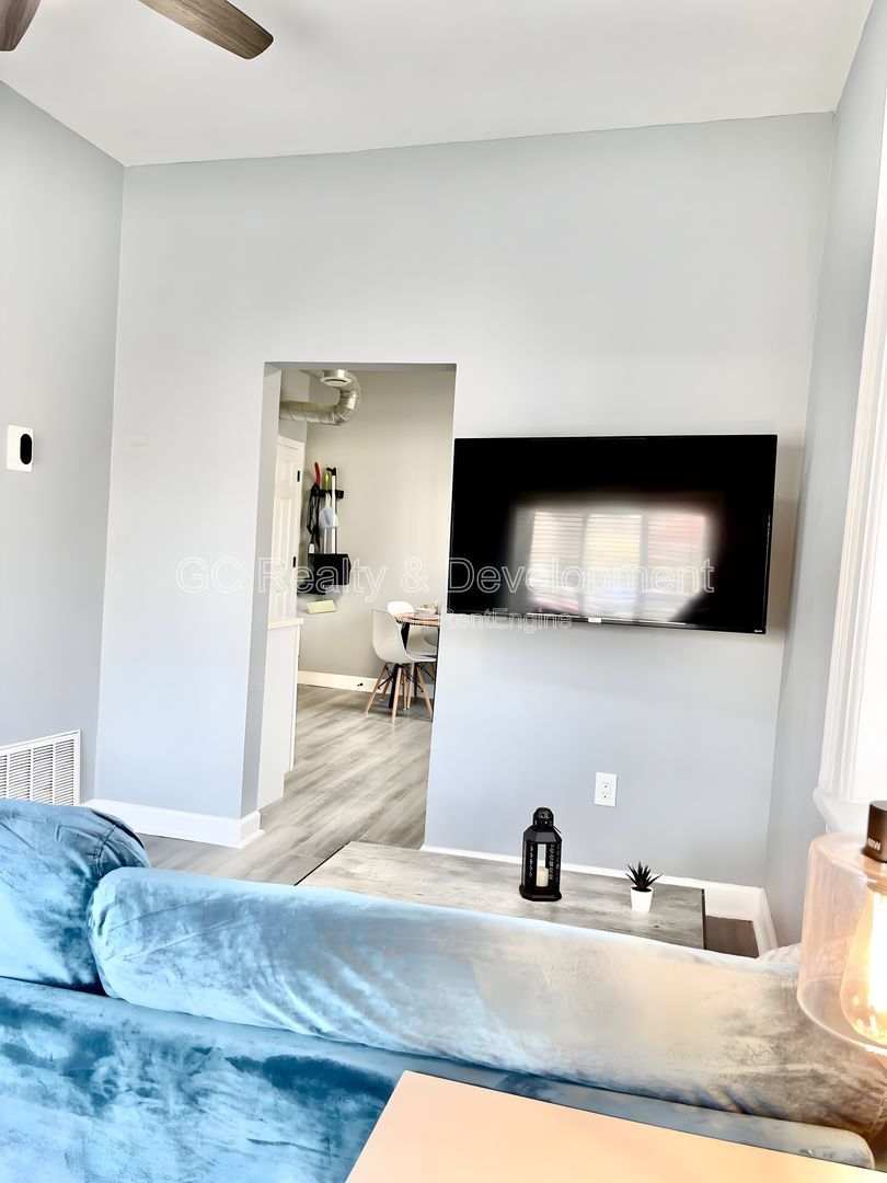 *** 1 MONTH FREE / PET FRIENDLY / FREE LAUNDRY ON SITE / CENTRAL AC / WIFI INCLUDED / WALK TO TRAIN *** property image