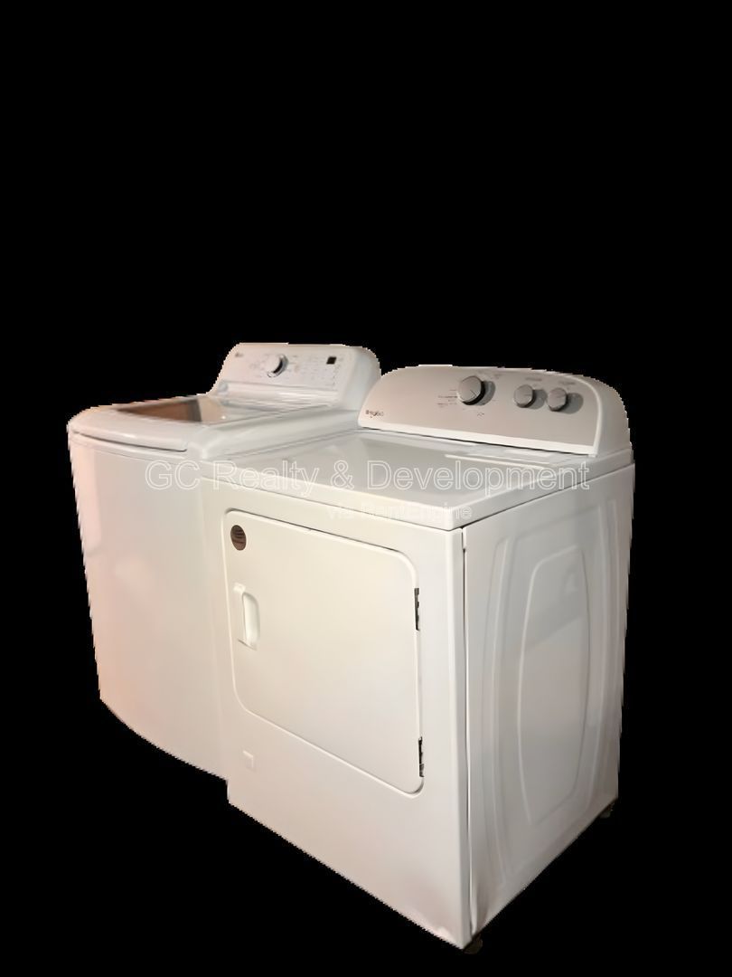 *** 1 MONTH FREE / PET FRIENDLY / FREE LAUNDRY ON SITE / CENTRAL AC / WIFI INCLUDED / WALK TO TRAIN *** property image