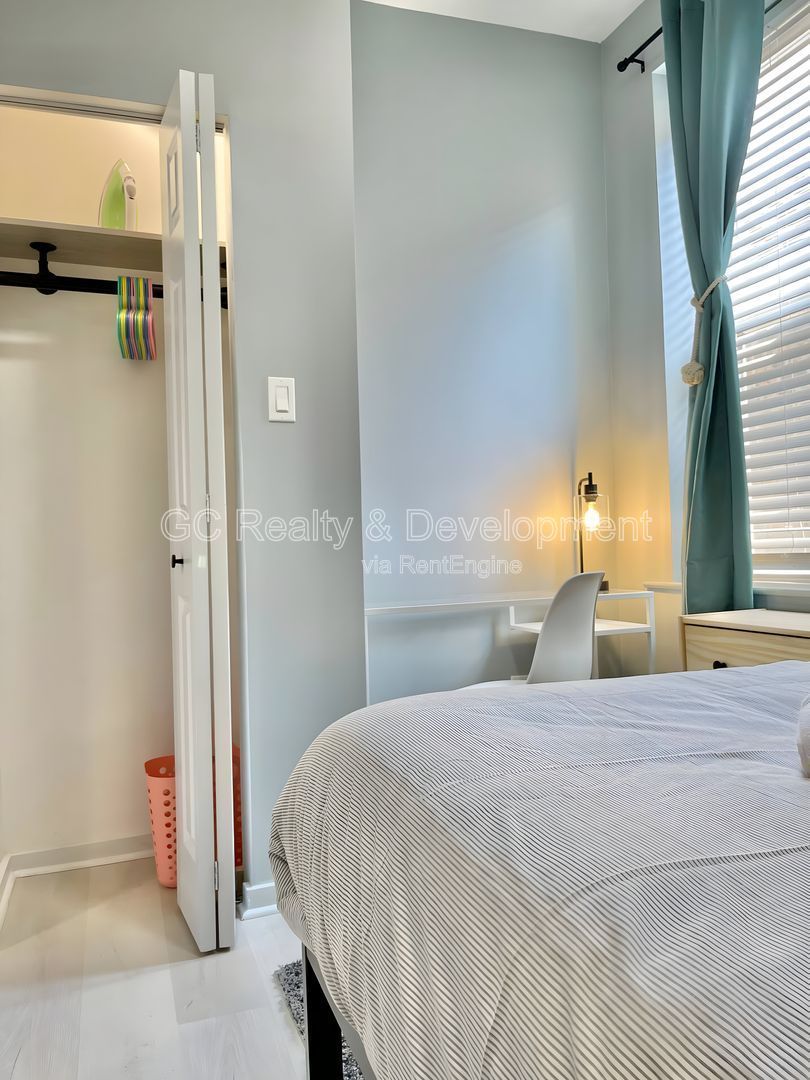 *** 1 MONTH FREE / 2 BDRM / IN UNIT LAUNDRY / SS APPL / CENTRAL AC / PET FRIENDLY / WALK TO TRAIN *** property image