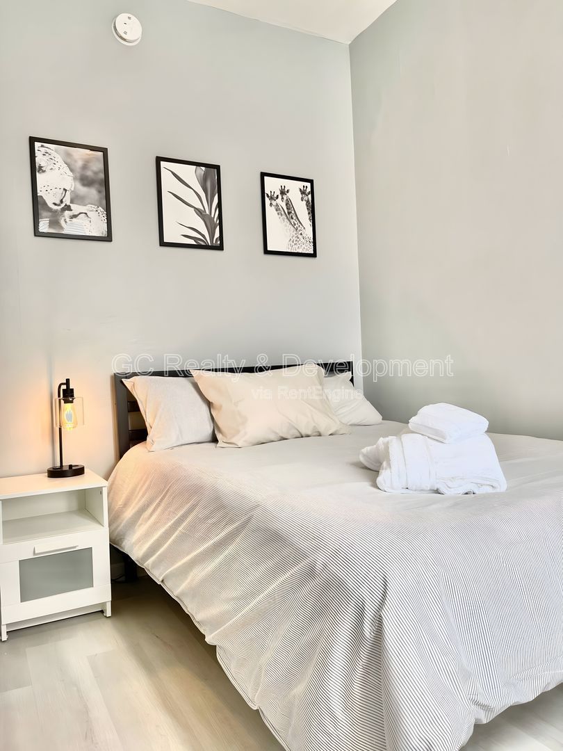 *** 1 MONTH FREE / 2 BDRM / IN UNIT LAUNDRY / SS APPL / CENTRAL AC / PET FRIENDLY / WALK TO TRAIN *** property image