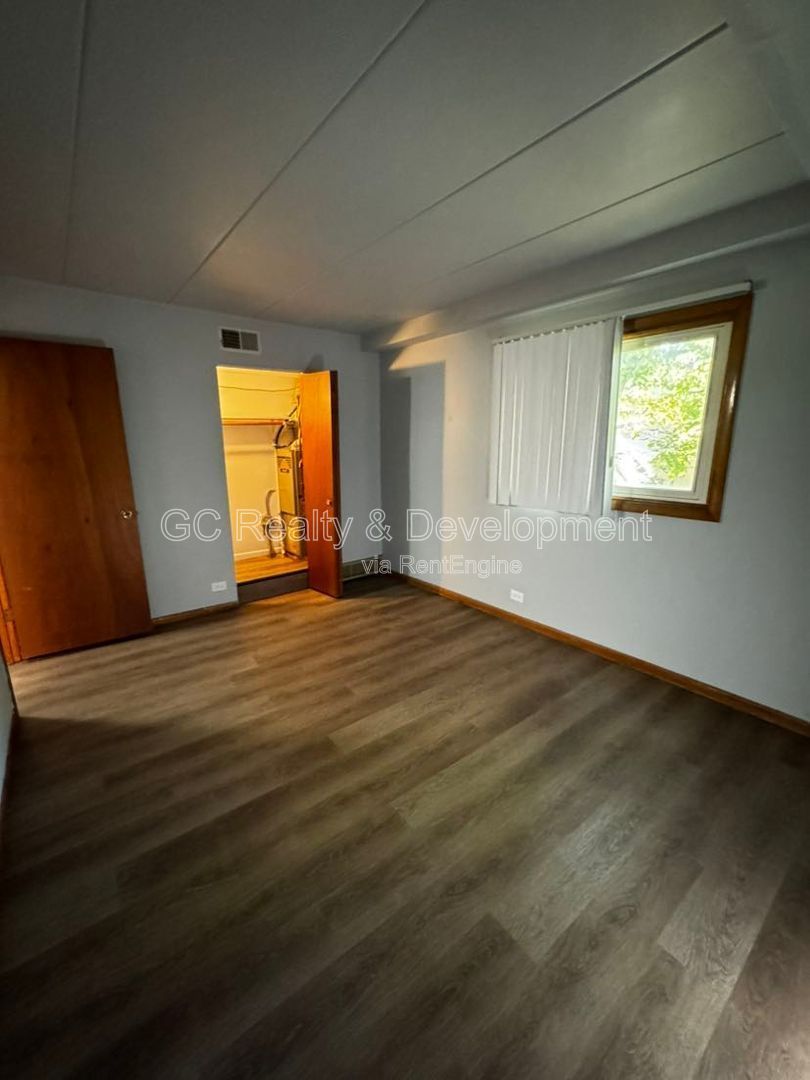 *** FIRST FLOOR UNIT / CENTRAL AC / FREE LAUNDRY ON SITE / PET FRIENDLY / TENANT ONLY PAYS ELECTRIC *** property image