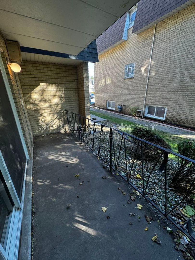 *** FIRST FLOOR UNIT / CENTRAL AC / FREE LAUNDRY ON SITE / PET FRIENDLY / TENANT ONLY PAYS ELECTRIC *** property image