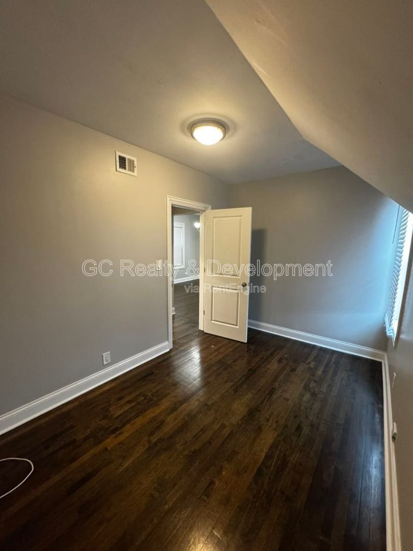 *** 1/2 MO RENT FREE / W&D IN UNIT / GARAGE PARKING / PET FRIENDLY / RESTAURANTS NEARBY / FENCED YARD *** property image