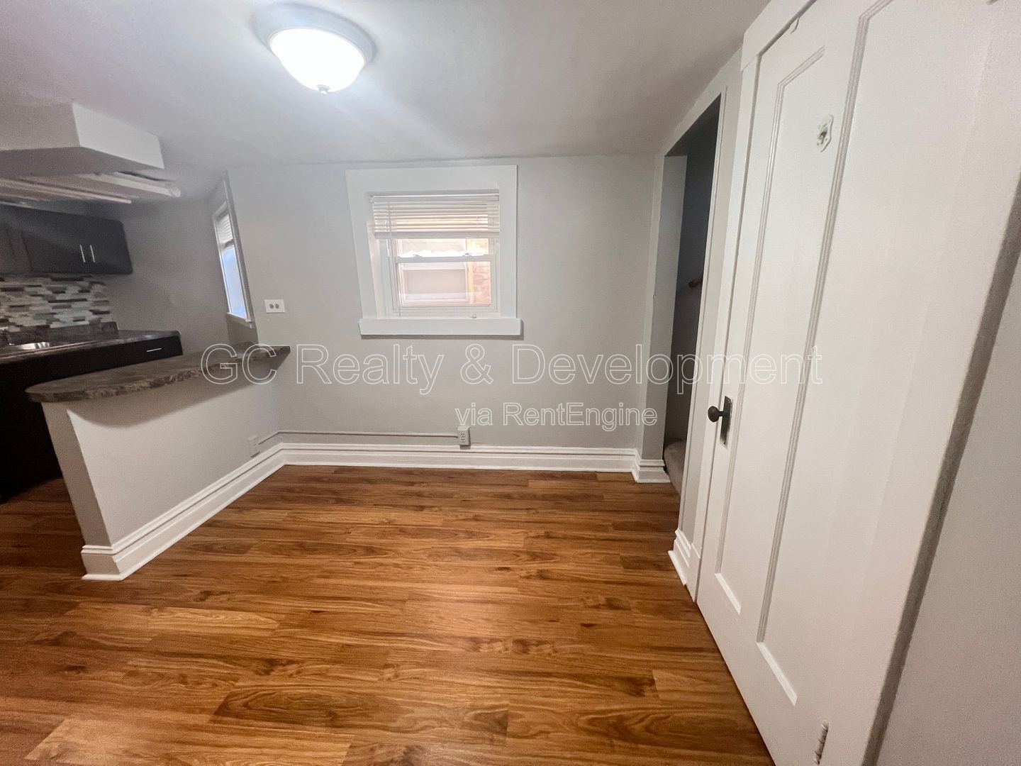 *** 1/2 MO RENT FREE / PORTAGE PARK / 2BDRM / SS APPLIANCES INCL / FREE LAUNDRY IN BUILDING / STREET PARKING *** property image