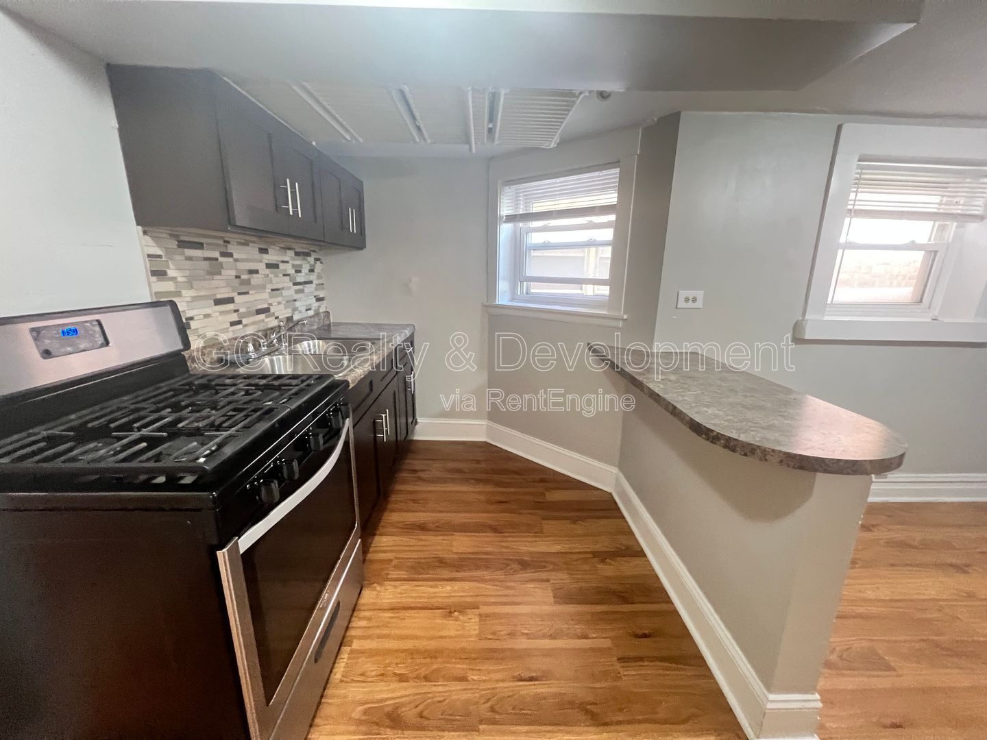 *** 1/2 MO RENT FREE / PORTAGE PARK / 2BDRM / SS APPLIANCES INCL / FREE LAUNDRY IN BUILDING / STREET PARKING *** property image