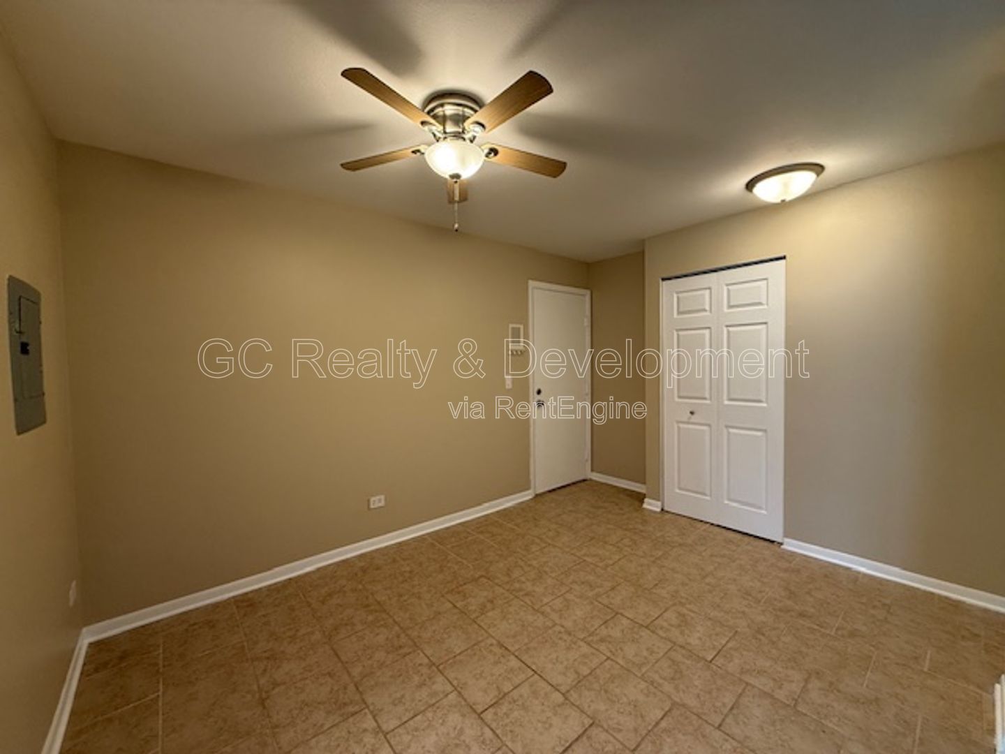 *** WALK TO METRA / HEAT INCL / PAY ONLY ELECTRIC / LAUNDRY NEXT TO UNIT / SMALL PET FRIENDLY *** property image