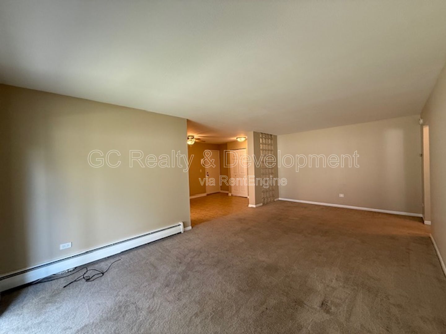 *** WALK TO METRA / HEAT INCL / PAY ONLY ELECTRIC / LAUNDRY NEXT TO UNIT / SMALL PET FRIENDLY *** property image