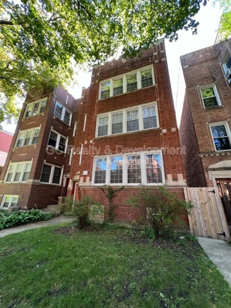 *** RECENTLY UPDATED / 2 BDRM / HARDWOOD THROUGHOUT / FENCED YARD / LAUNDRY ON SITE *** property image