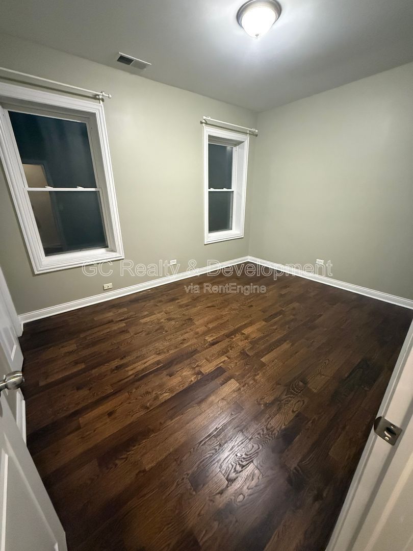 *** RECENTLY UPDATED / 2 BDRM / HARDWOOD THROUGHOUT / FENCED YARD / LAUNDRY ON SITE *** property image