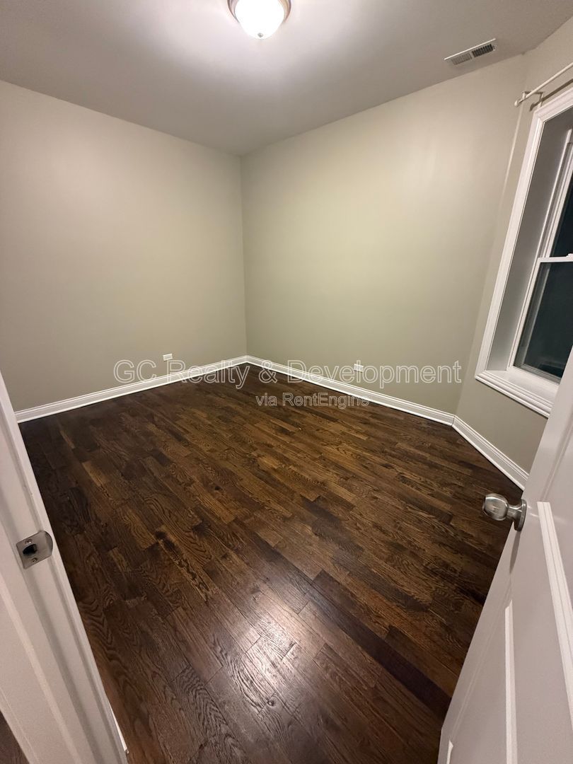 *** RECENTLY UPDATED / 2 BDRM / HARDWOOD THROUGHOUT / FENCED YARD / LAUNDRY ON SITE *** property image