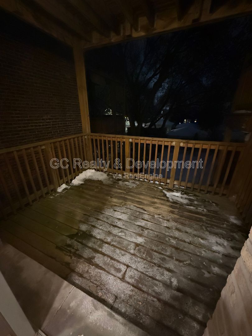 *** RECENTLY UPDATED / 2 BDRM / HARDWOOD THROUGHOUT / FENCED YARD / LAUNDRY ON SITE *** property image