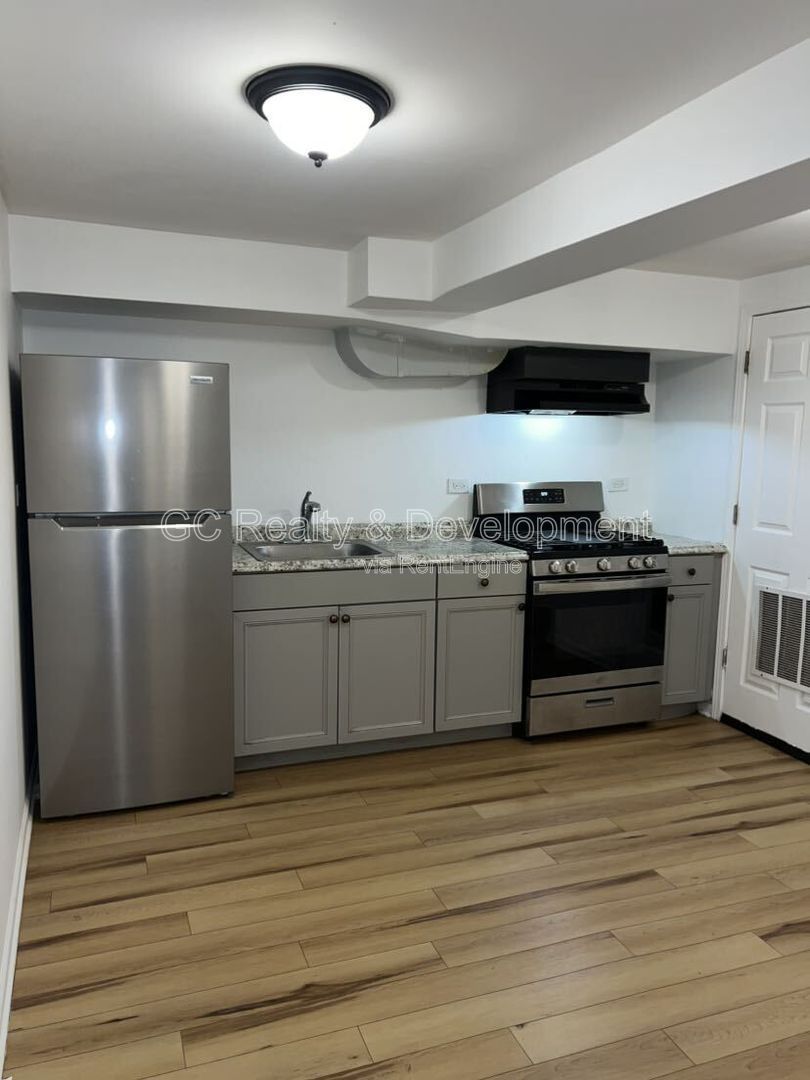 *** RECENTLY UPDATED / FREE LAUNDRY ON SITE / PET FRIENDLY / 2 PARKING SPOTS / LRG CLOSETS *** property image