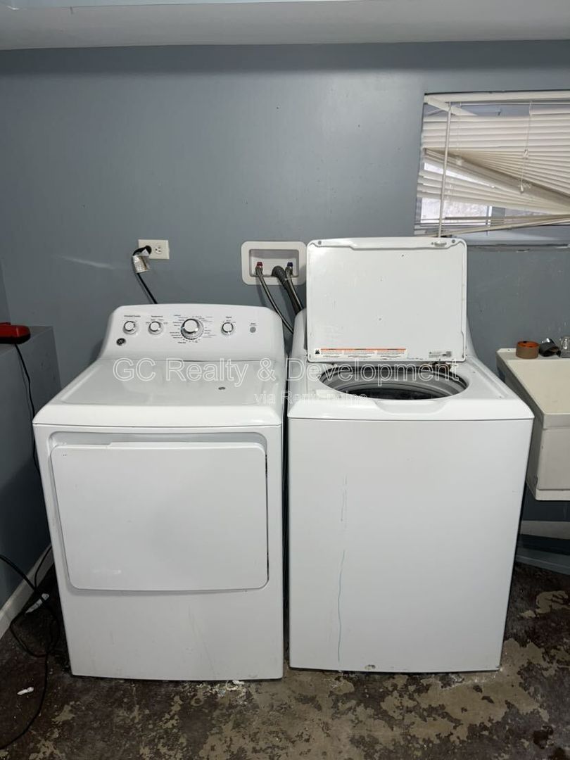*** RECENTLY UPDATED / FREE LAUNDRY ON SITE / PET FRIENDLY / 2 PARKING SPOTS / LRG CLOSETS *** property image